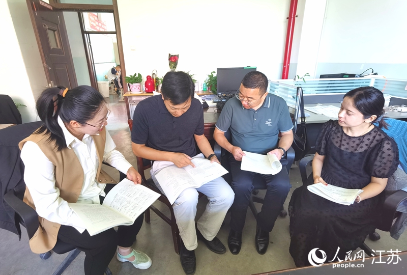 音特扎尔·艾莎(右一)和带教师傅曹荣彬(右二)、季勇(左二)讨论文言文《师说》的教学方法。人民网记者 王继亮摄